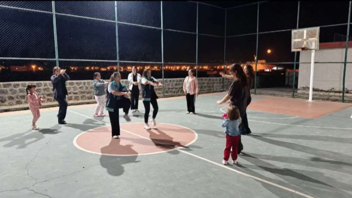 idil-ilcesinde-mahallemde-hareket-var-etkinligi-kapsaminda-vatandaslar-hali-sahada-egzersiz-yapti