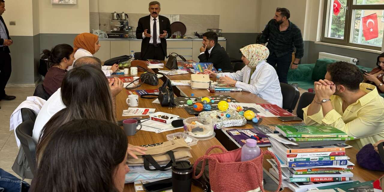 turk-egitim-sen-sirnak-sube-baskani-turgut-tatar-ahmet-asan-ortaokulu-ve-vakif-kent-ilkokulu-ogretmenlerini-ziyaret-etti-ogretmenlerin-sorun-ve-talepleri-dogrudan-dinlendi