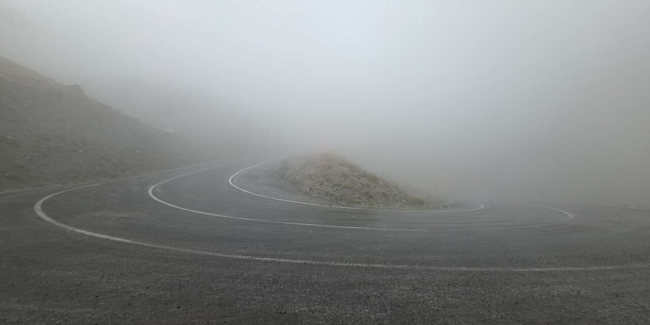 karabet-gecidinde-sis-ve-kar-surprizi-gorus-mesafesi-dustu-suruculer-uyarildi