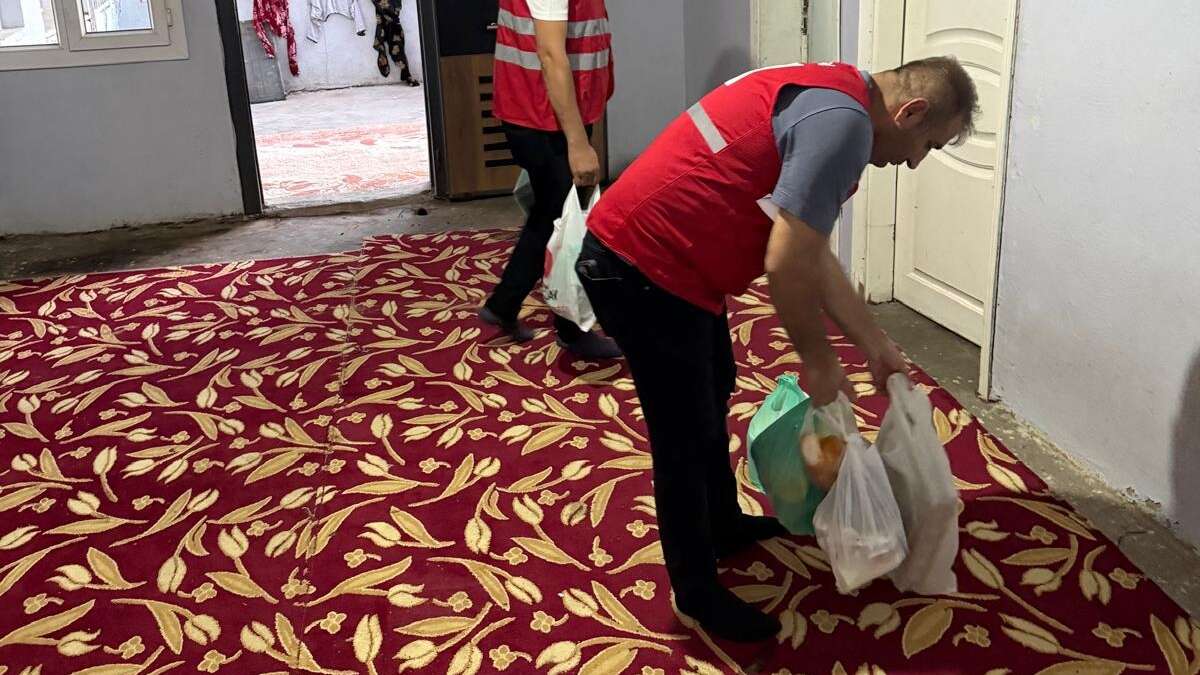 silopide-kizilay-ekipleri-basak-mahallesinde-yasayan-ihtiyac-sahibi-iki-kardese-gida-giyim-ve-ev-esyasi-yardiminda-bulundu