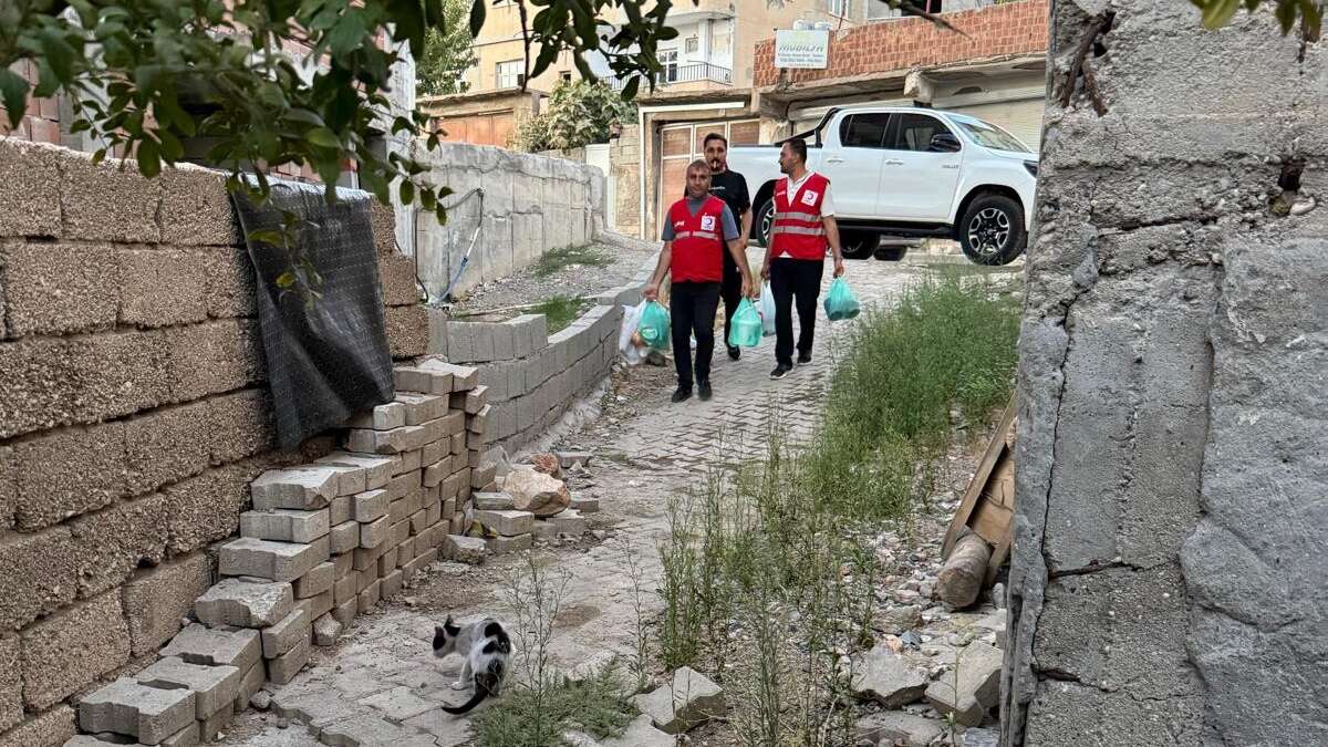 silopide-kizilay-ekipleri-basak-mahallesinde-yasayan-ihtiyac-sahibi-iki-kardese-gida-giyim-ve-ev-esyasi-yardiminda-bulundu