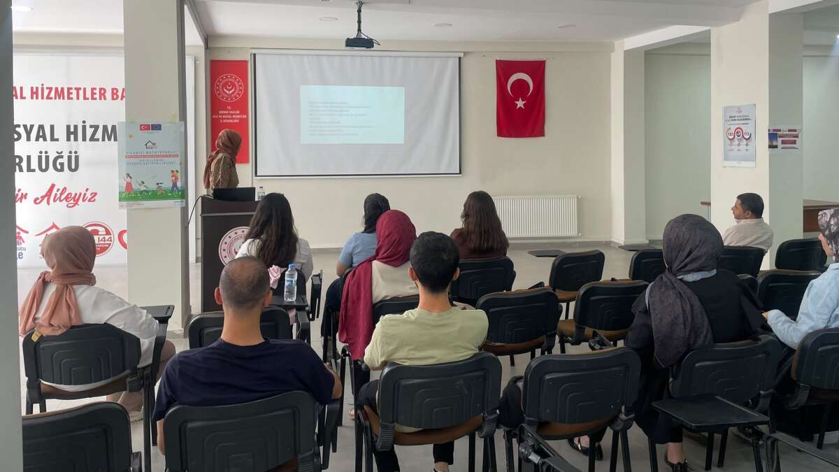 sirnak-aile-ve-sosyal-hizmetler-il-mudurlugune-bagli-kuruluslarda-goreve-yeni-baslayan-bakim-personeline-yonelik-mentorluk-ve-egitim-programi-duzenlendi
