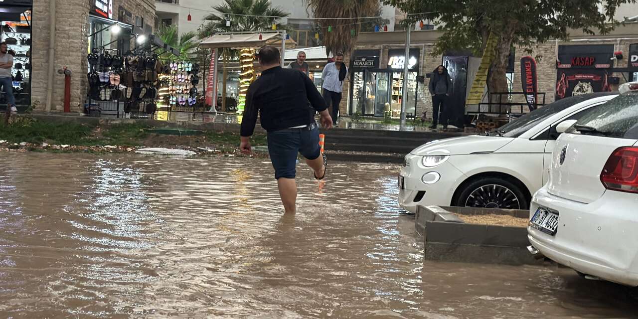 adiyamana-metrekaresine-222-kg-yagis-dustu-caddeler-gole-dondu-yollarda-cokmeler-meydana-geldi-ekipler-mahsur-kalanlarin-yardimina-kostu