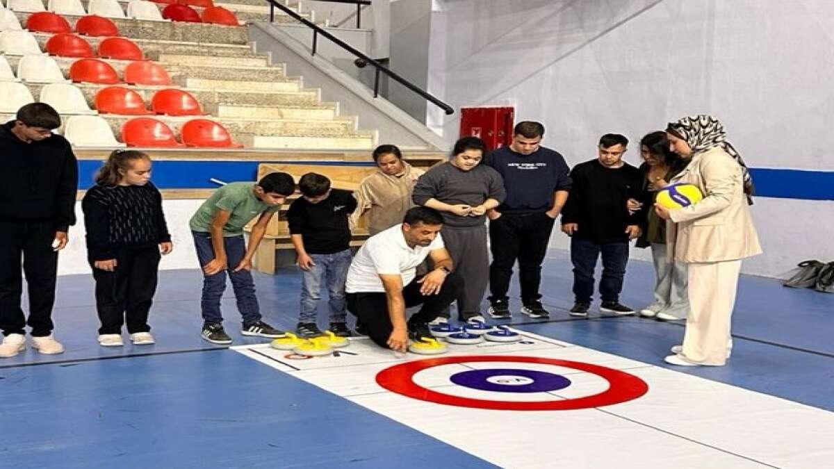 sirnak-genclik-ve-spor-il-mudurlugu-spor-salonunda-ozel-bireylerle-bir-araya-gelerek-eglenceli-sportif-etkinlikler-duzenledi