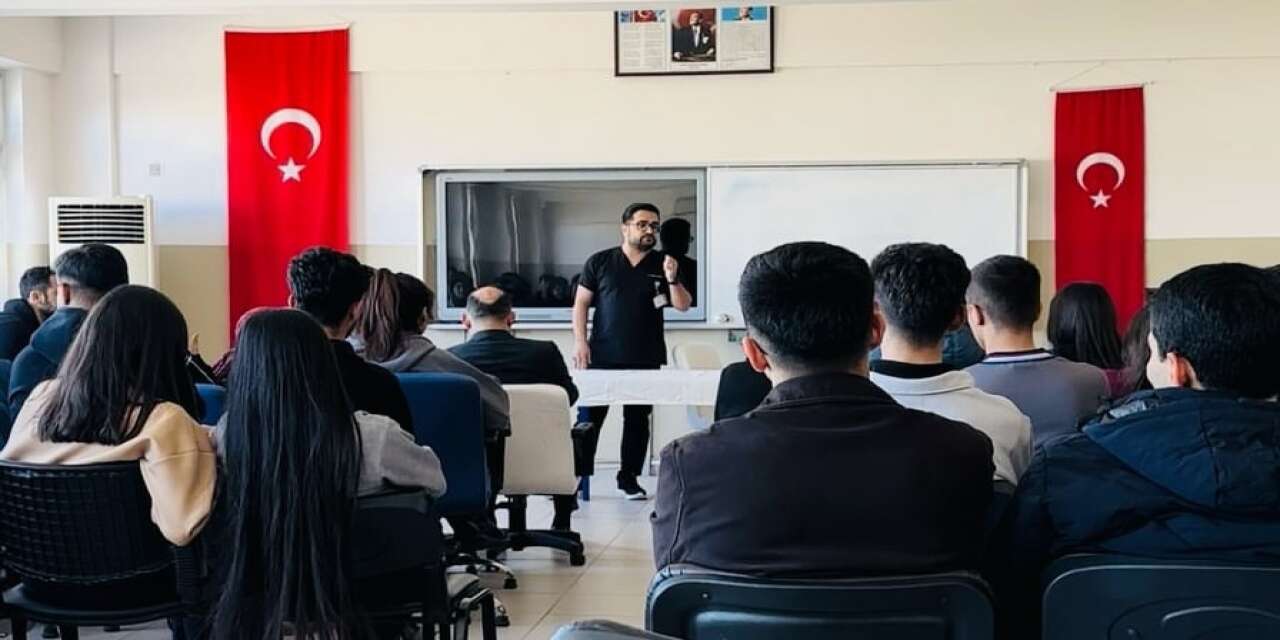 sirnakin-cizre-agiz-ve-dis-sagligi-merkezinde-gorevli-dis-hekimi-mesut-ozan-haci-fettah-kadioglu-anadolu-lisesi-ogrencilerine-dis-sagligi-ve-onemi-hakkinda-egitim-verdi