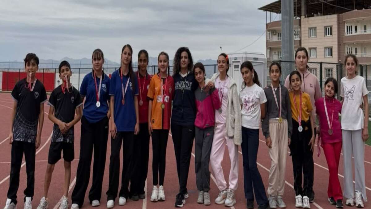 sirnakta-amator-spor-haftasi-kapsaminda-duzenlenen-atletizm-yarismalarinda-dereceye-giren-sporculara-madalyalari-takdim-edildi