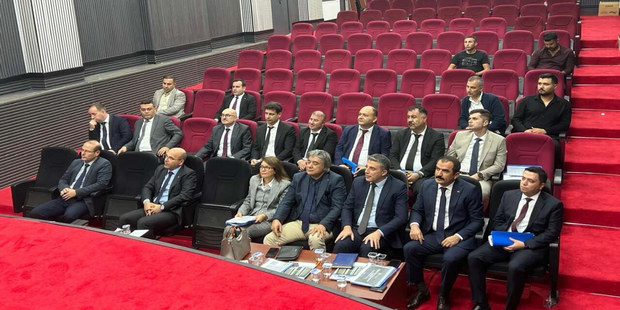 sirnakin-silopi-ilcesindeki-habur-gumruk-kapisinin-da-bagli-bulundugu-ipekyolu-gumruk-ve-dis-ticaret-bolge-mudurlugunde-idare-amirleri-hizmet-sureclerini-degerlendirmek-uzere-kiziltepede-bir-araya-geldi