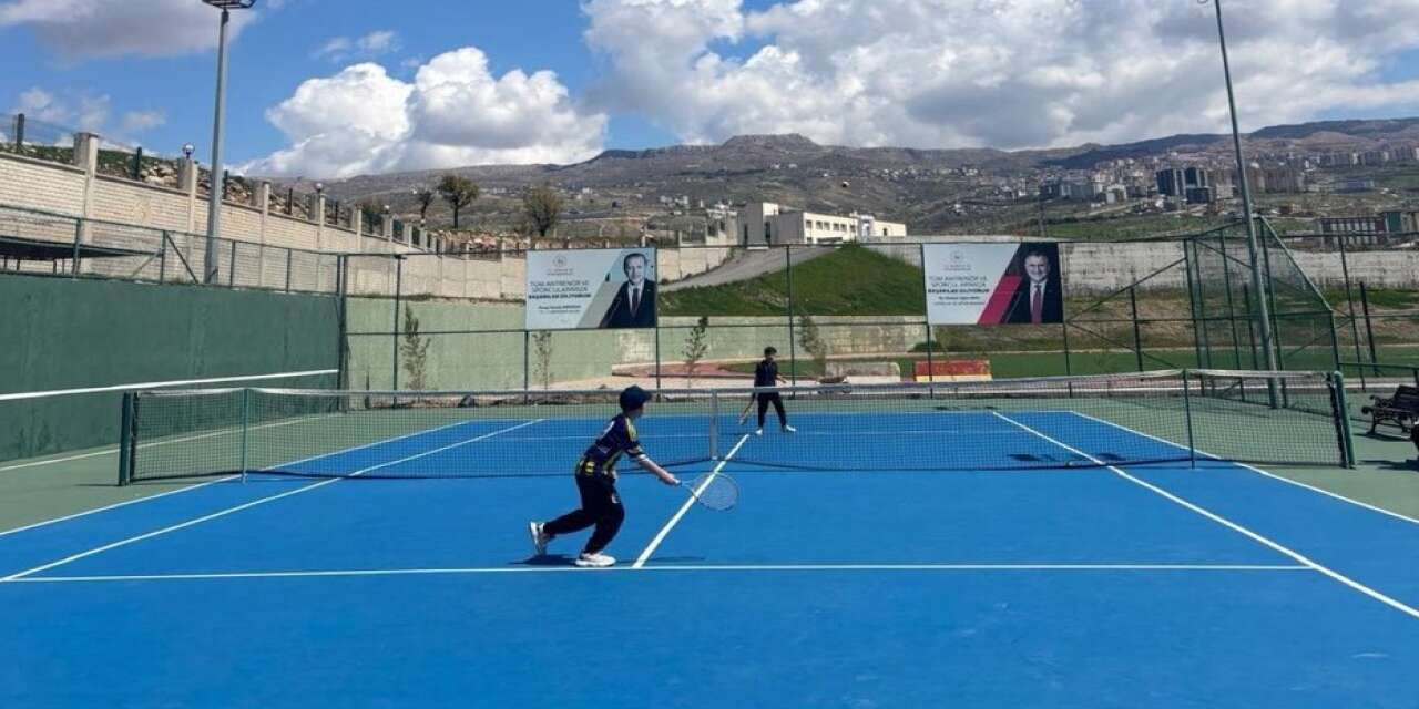 sirnakta-amator-spor-haftasi-kapsaminda-duzenlenen-tenis-turnuvasindan-bir-kare