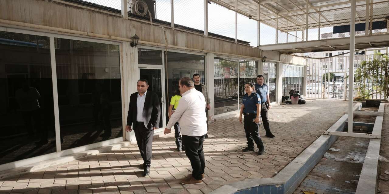 silopi-kaymakami-caglar-partalin-cumhuriyet-meydaninda-gerceklestirdigi-saha-incelemesi-ve-yetkililerden-bilgi-aldigi-anlar