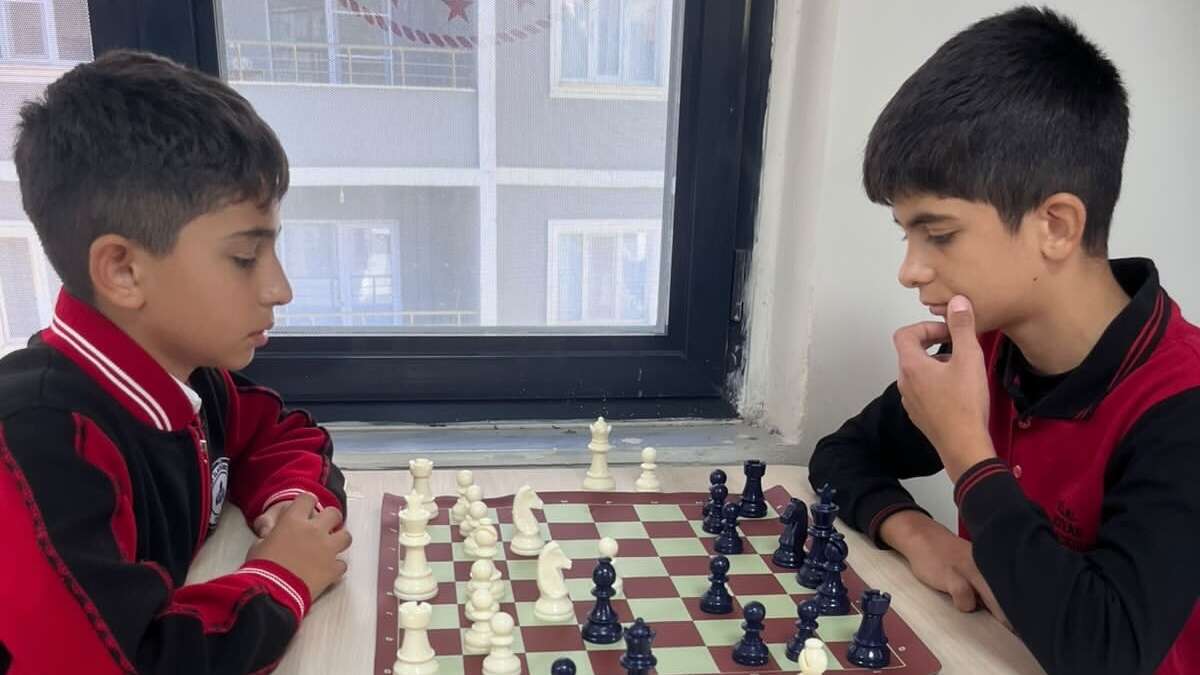 uludere-kaymakamliginca-amator-spor-haftasi-kapsaminda-uludere-genclik-merkezinde-duzenlenen-satranc-turnuvasinda-sampiyon-nurullah-tung-oldu