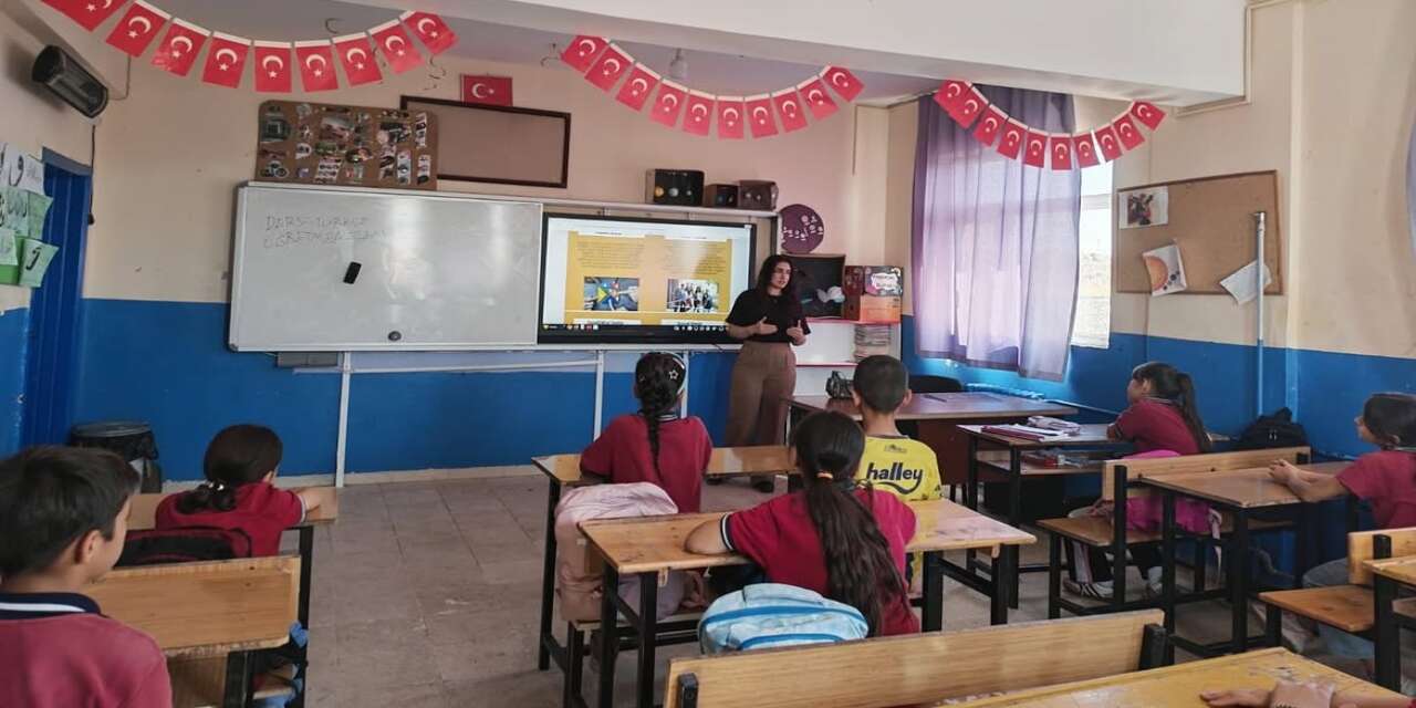 cizre-rehberlik-ve-arastirma-merkezi-tarafindan-sabani-ilkokulu-ve-ortaokulunda-duzenlenen-bilgilendirme-etkinliginden-bir-kare