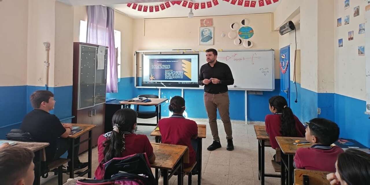 cizre-rehberlik-ve-arastirma-merkezi-tarafindan-sabani-ilkokulu-ve-ortaokulunda-duzenlenen-bilgilendirme-etkinliginden-bir-kare