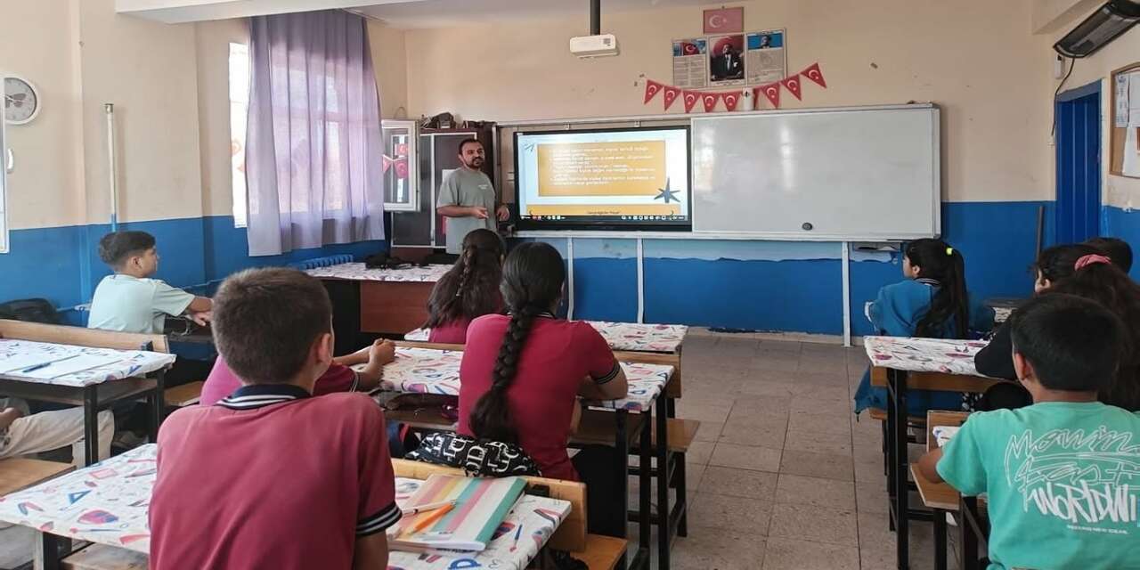 cizre-rehberlik-ve-arastirma-merkezi-tarafindan-sabani-ilkokulu-ve-ortaokulunda-duzenlenen-bilgilendirme-etkinliginden-bir-kare