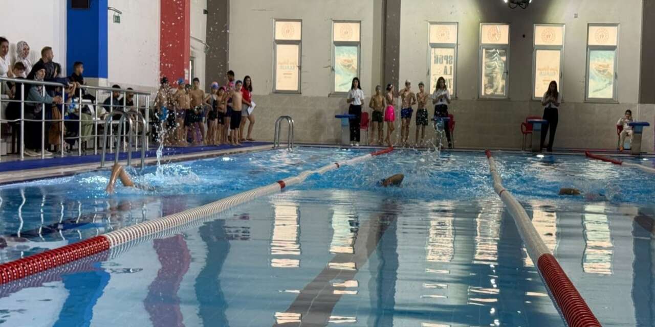 cizrede-amator-spor-haftasi-kapsaminda-duzenlenen-yuzme-yarismalarindan-bir-kare