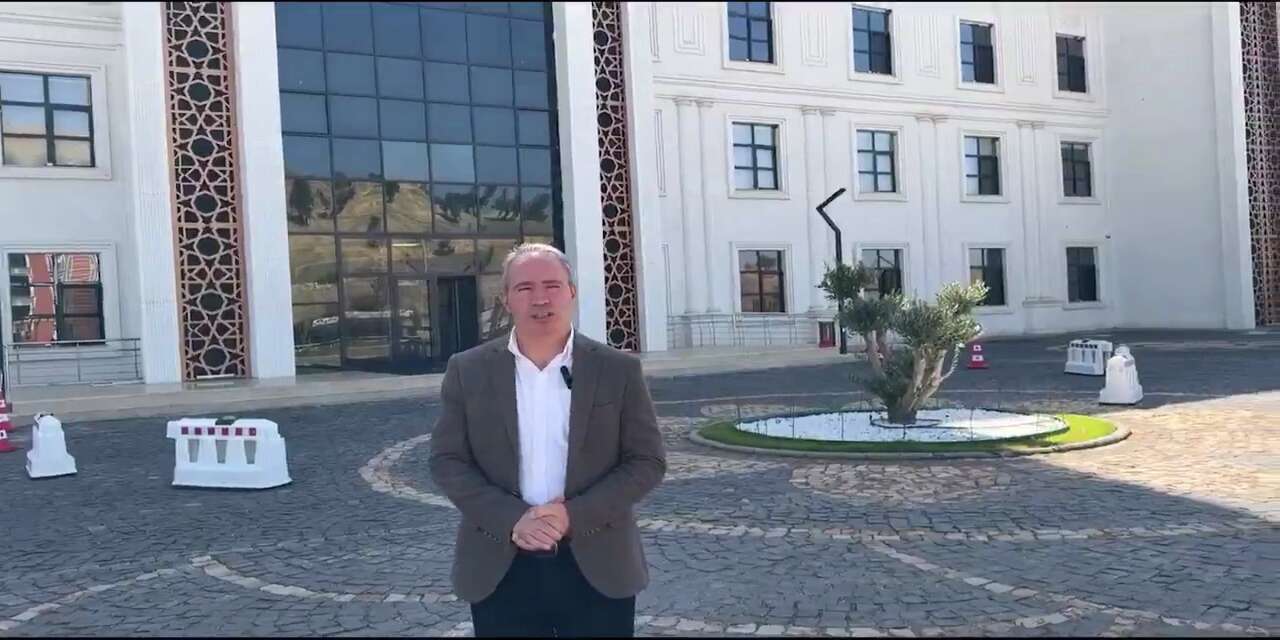 dem-parti-sirnak-milletvekili-mehmet-zeki-irmez-il-ozel-idaresi-onunde-yaptigi-aciklamada-isci-alimlarinda-torpil-ve-usulsuzluk-yapildigi-yonundeki-iddialara-tepki-gosterdi