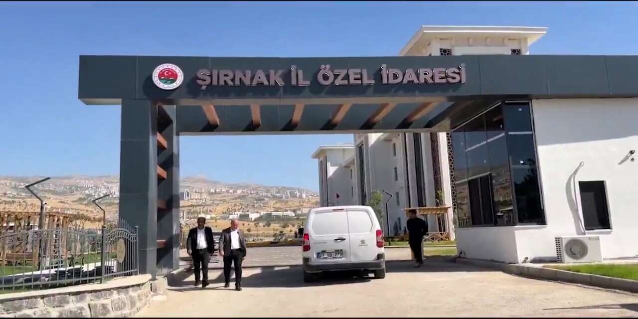 dem-parti-sirnak-milletvekili-mehmet-zeki-irmez-il-ozel-idaresi-onunde-yaptigi-aciklamada-isci-alimlarinda-torpil-ve-usulsuzluk-yapildigi-yonundeki-iddialara-tepki-gosterdi