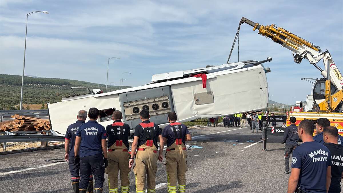 manisa-akhisarda-11-kisinin-yasamini-yitirdigi-feci-kaza-sonrasi-devrilen-otobus-ve-tirin-vinc-yardimiyla-yoldan-kaldirilma-anlari