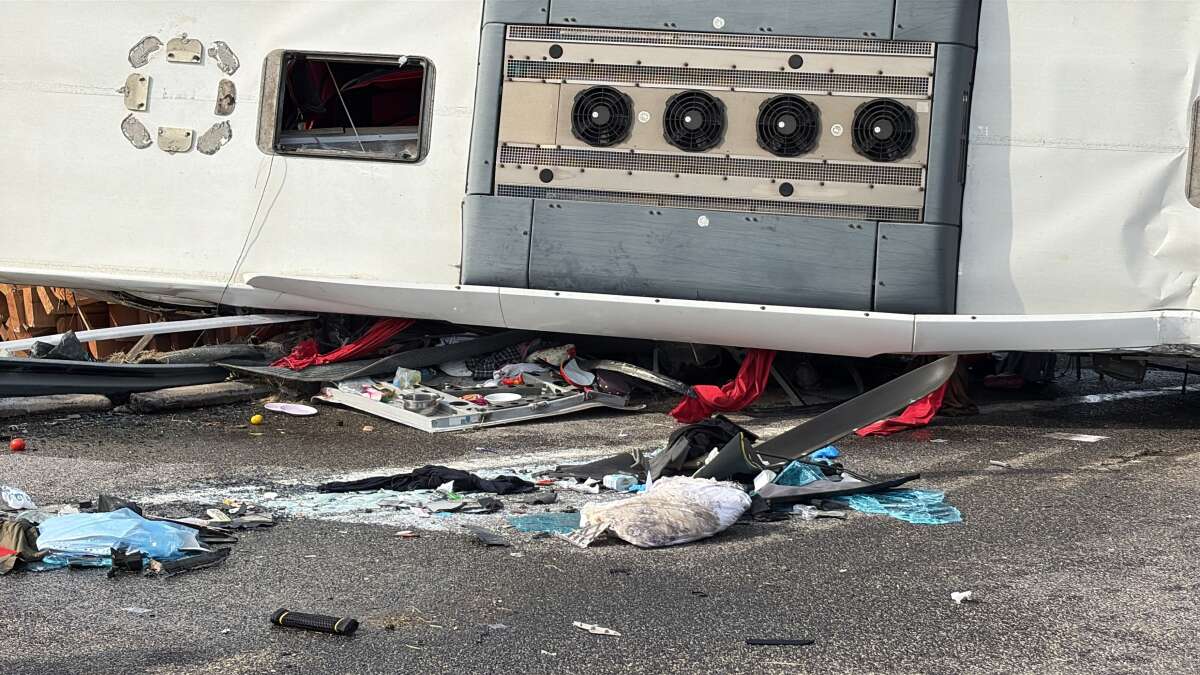 manisa-akhisarda-11-kisinin-yasamini-yitirdigi-feci-kaza-sonrasi-devrilen-otobus-ve-tirin-vinc-yardimiyla-yoldan-kaldirilma-anlari