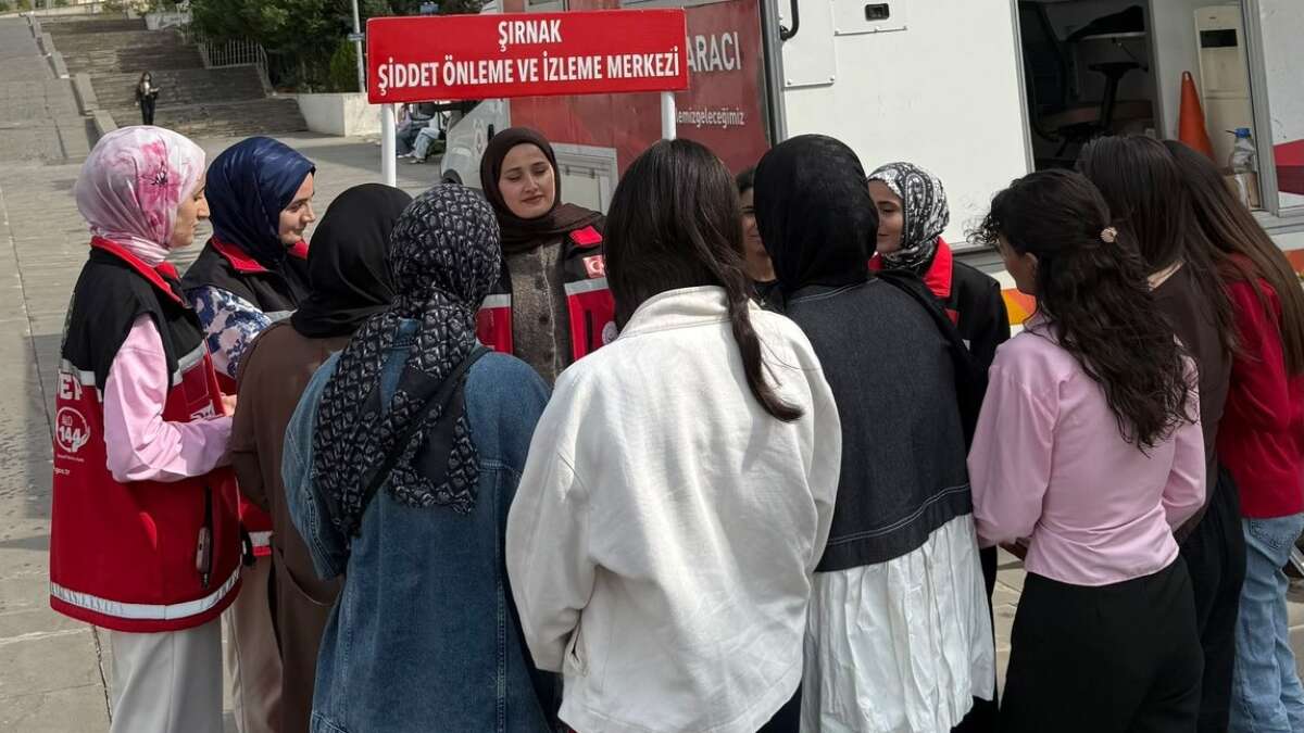 sirnak-aile-ve-sosyal-hizmetler-il-mudurlugune-tahsis-edilen-mobil-sosyal-hizmet-araci-il-merkezinde-vatandaslara-bilgilendirme-ve-rehberlik-hizmeti-sunuyor