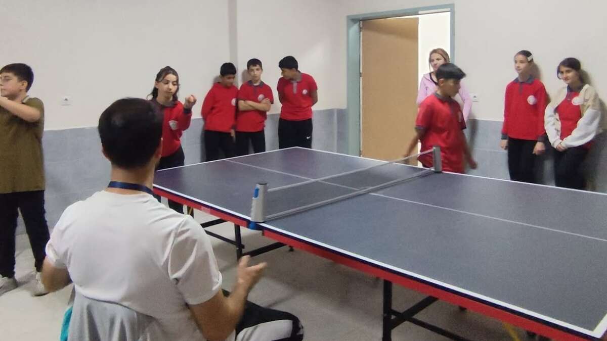 uludere-cumhuriyet-ortaokulunda-amator-spor-haftasi-kapsaminda-duzenlenen-masa-tenisi-etkinliginden-bir-kare