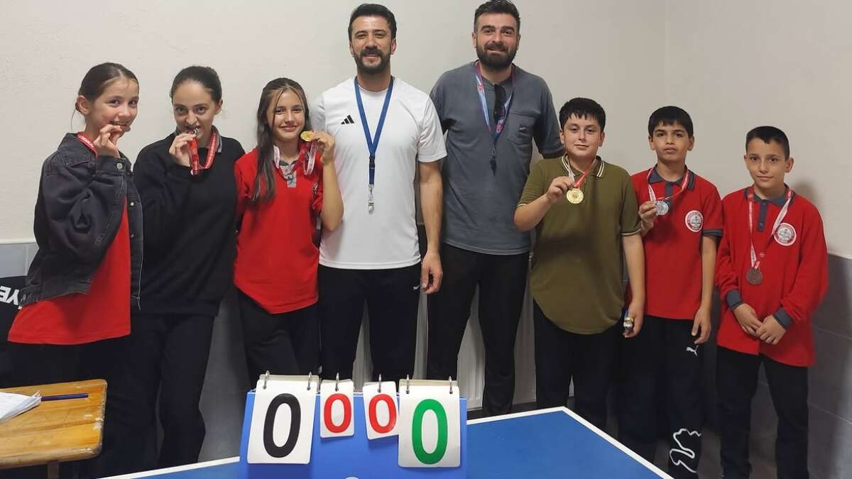 uludere-cumhuriyet-ortaokulunda-amator-spor-haftasi-kapsaminda-duzenlenen-masa-tenisi-etkinliginden-bir-kare