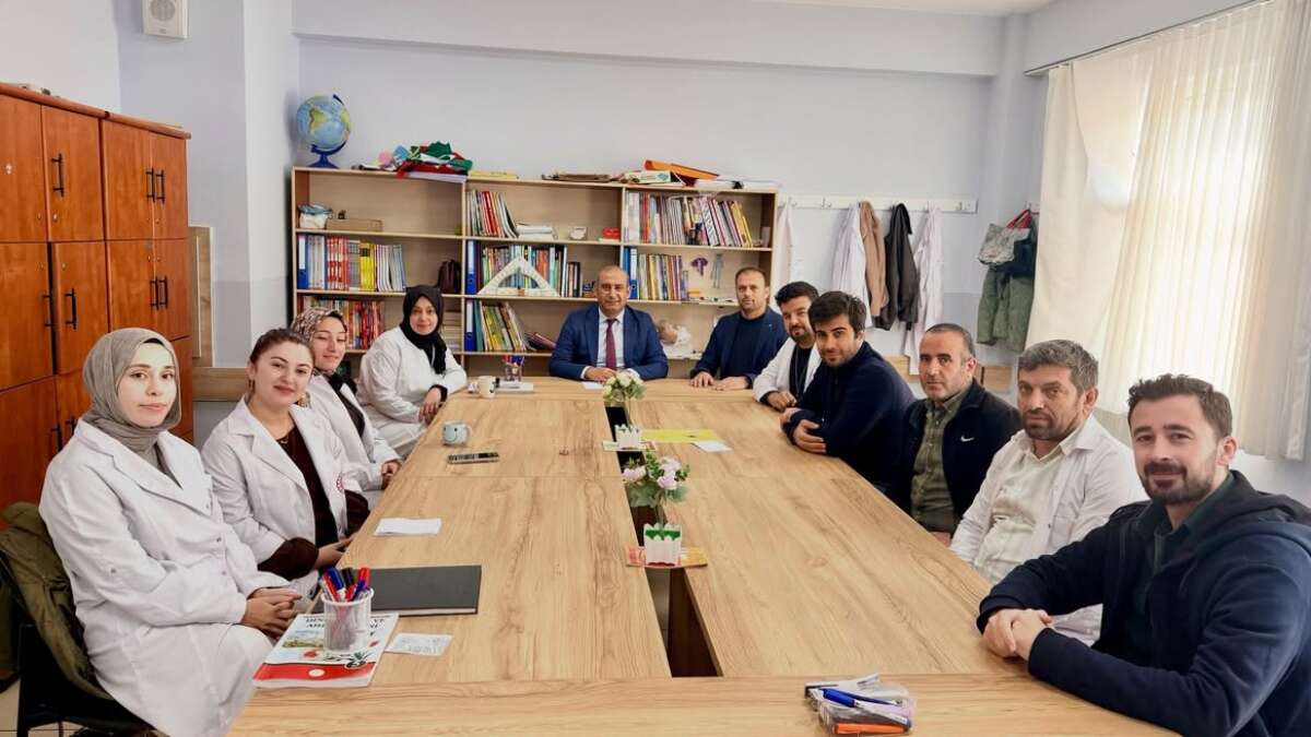 uludere-ilce-milli-egitim-muduru-mikail-demirtas-inceler-koyundeki-sehit-er-ahmet-akyel-ilk-ve-ortaokulunda-ogretmen-ve-ogrencilerle-bir-araya-geldi