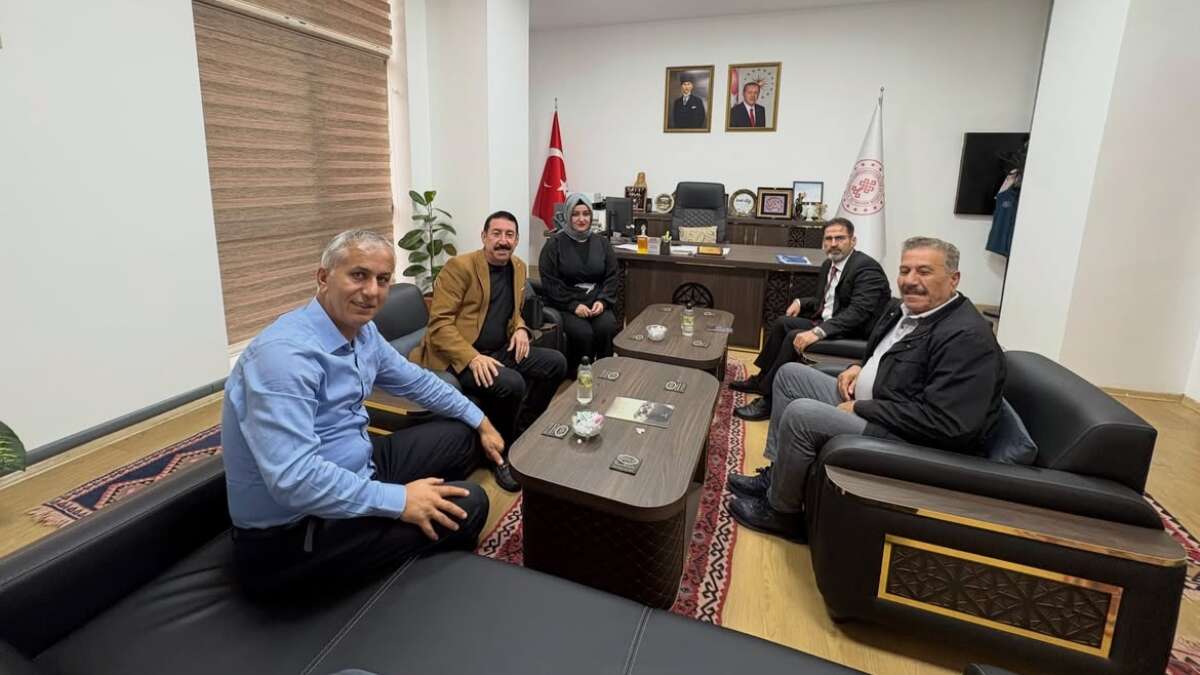 sirnakta-halk-ozanlari-mahalli-sanatcilar-ve-sairlere-bakanlik-tarafindan-verilen-somut-olmayan-kulturel-miras-tasiyicisi-kartlari-teslim-edildi