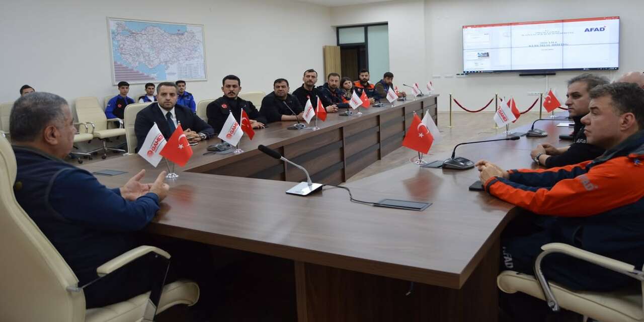 afad-deprem-ve-risk-azaltma-genel-muduru-prof-dr-orhan-tatar-ile-afad-deprem-dairesi-baskani-prof-dr-aykut-aygun-sirnak-afad-il-mudurlugu-ve-112-acil-cagri-merkezi-mudurlugunu-ziyaret-ederek-yurutulen-calismalar-hakkinda-bilgi-aldi