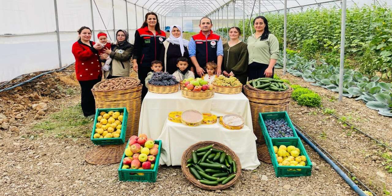 sirnak-il-tarim-ve-orman-muduru-oktay-sezgin-15-ekim-dunya-kadin-ciftciler-gunu-dolayisiyla-serada-uretim-yapan-kadin-ciftcileri-ziyaret-ederek-hasada-katildi