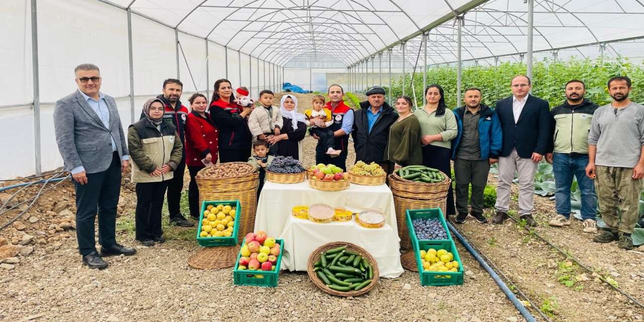 sirnak-il-tarim-ve-orman-muduru-oktay-sezgin-15-ekim-dunya-kadin-ciftciler-gunu-dolayisiyla-serada-uretim-yapan-kadin-ciftcileri-ziyaret-ederek-hasada-katildi