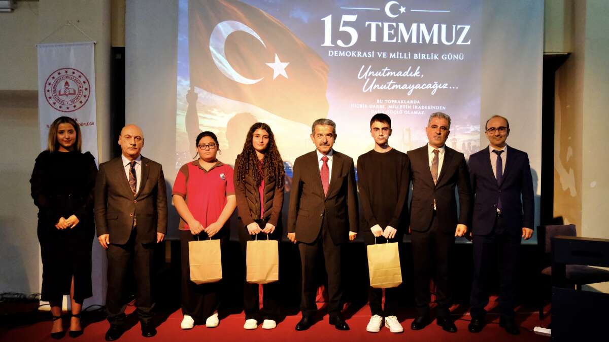 sirnak-valisi-birol-ekici-sehr-i-nuh-anadolu-imam-hatip-lisesinde-duzenlenen-15-temmuz-sehitlerini-anma-programina-katildi-programda-sehitler-rahmet-ve-minnetle-anilirken-birlik-ve-beraberlik-mesaji-verildi