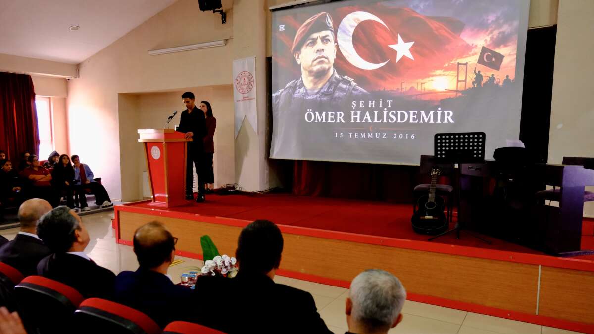 sirnak-valisi-birol-ekici-sehr-i-nuh-anadolu-imam-hatip-lisesinde-duzenlenen-15-temmuz-sehitlerini-anma-programina-katildi-programda-sehitler-rahmet-ve-minnetle-anilirken-birlik-ve-beraberlik-mesaji-verildi