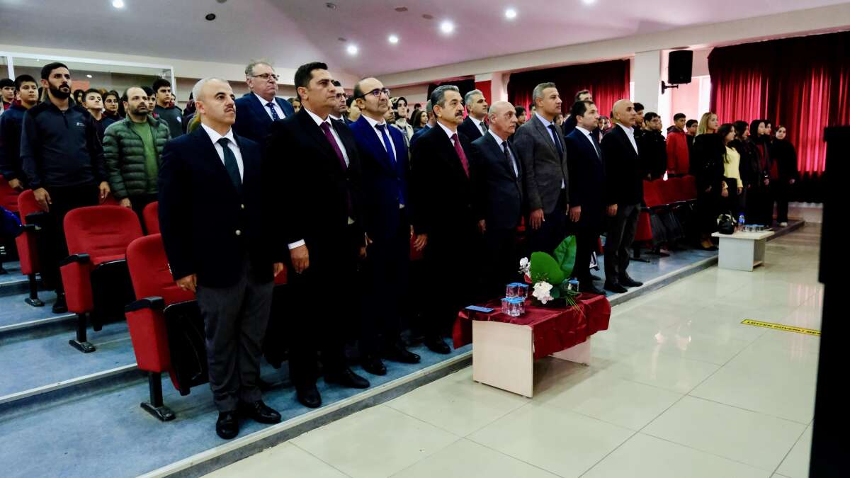 sirnak-valisi-birol-ekici-sehr-i-nuh-anadolu-imam-hatip-lisesinde-duzenlenen-15-temmuz-sehitlerini-anma-programina-katildi-programda-sehitler-rahmet-ve-minnetle-anilirken-birlik-ve-beraberlik-mesaji-verildi