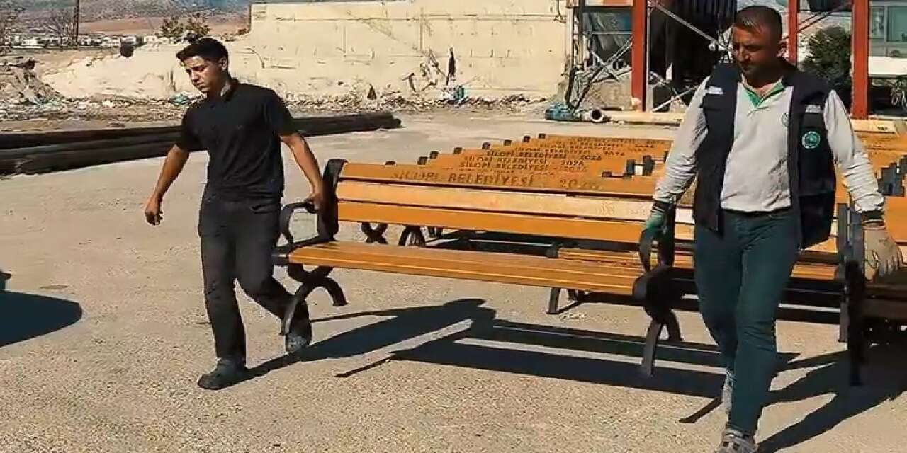sirnakin-silopi-belediyesi-ilce-genelindeki-parklarda-kamelya-bank-ve-piknik-unitelerinin-montajini-surdurerek-vatandaslara-daha-konforlu-sosyal-alanlar-olusturmayi-hedefliyor