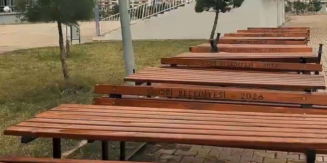 sirnakin-silopi-belediyesi-ilce-genelindeki-parklarda-kamelya-bank-ve-piknik-unitelerinin-montajini-surdurerek-vatandaslara-daha-konforlu-sosyal-alanlar-olusturmayi-hedefliyor