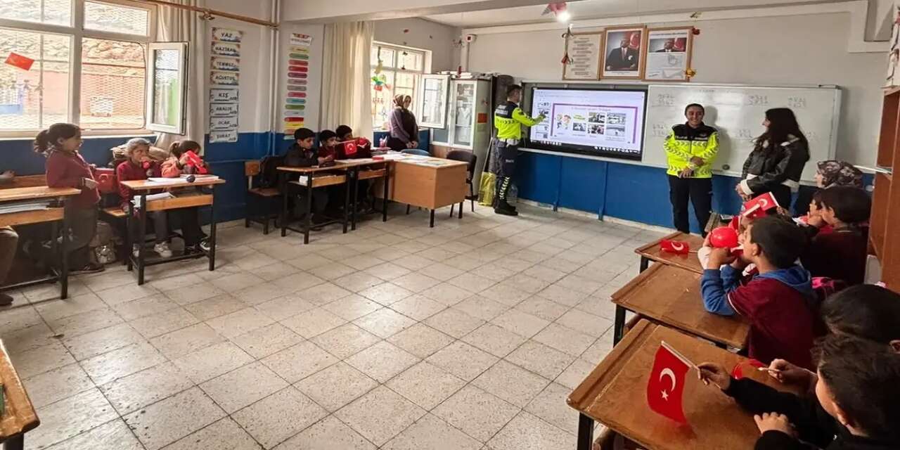 guneycam-okulunda-miniklere-hayati-egitim-jandarma-ekiplerinden-trafik-bilinci-semineri
