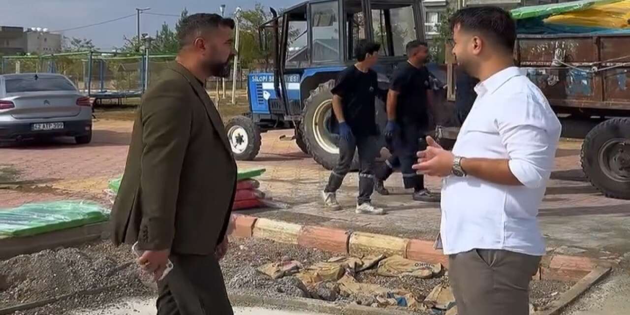 silopi-belediye-baskan-yardimcisi-harun-kudayin-parklarda-devam-eden-yenileme-ve-oyun-grubu-montaj-calismalarini-yerinde-inceledigi-anlar