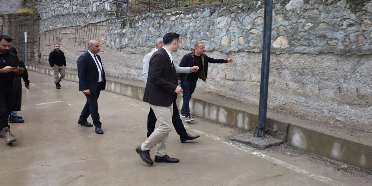 sirnakin-uludere-ilcesi-kaymakami-salih-kaya-ortabag-beldesindeki-ilk-ve-ortaokulunu-ziyaret-ederek-okulun-fiziki-yapisini-ve-ihtiyaclarini-yerinde-inceledi