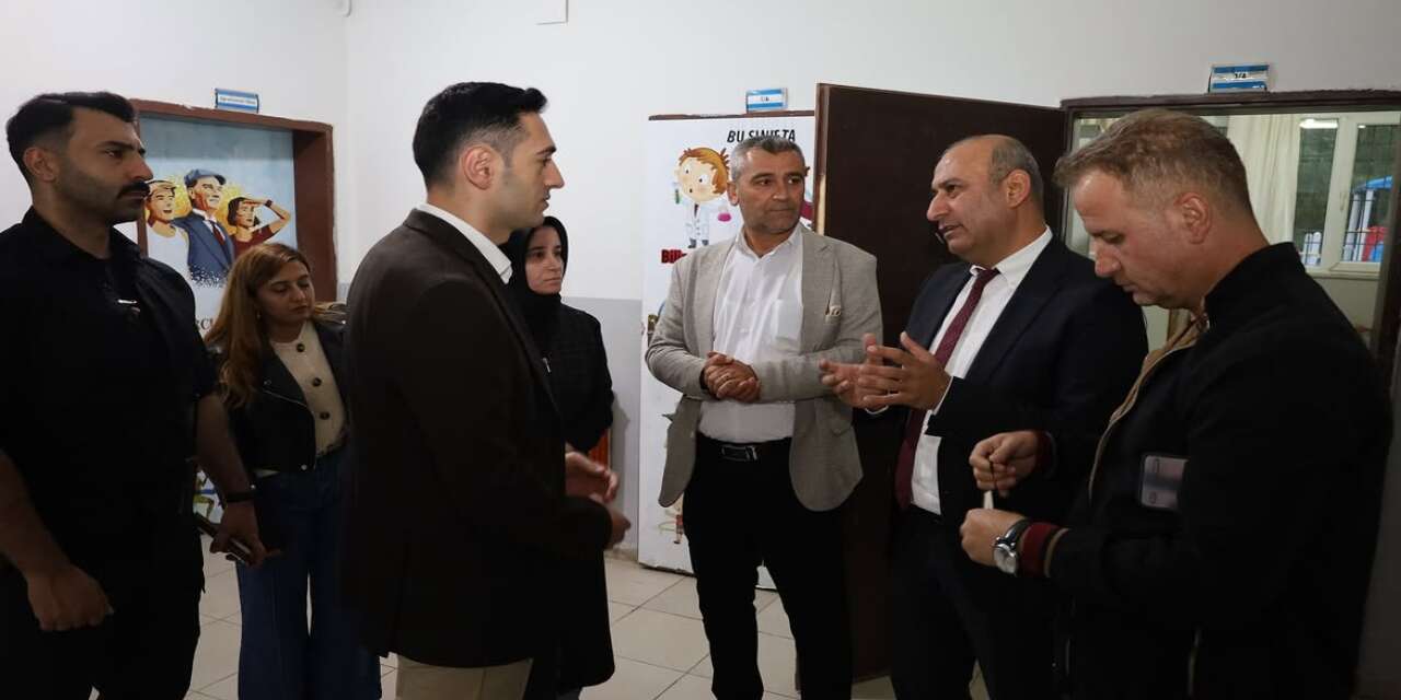 sirnakin-uludere-ilcesi-kaymakami-salih-kaya-ortabag-beldesindeki-ilk-ve-ortaokulunu-ziyaret-ederek-okulun-fiziki-yapisini-ve-ihtiyaclarini-yerinde-inceledi