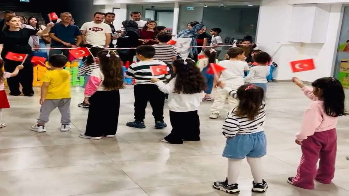 cizre-park-avmdeki-29-ekim-etkinliklerinde-ellerinde-turk-bayraklariyla-gosteri-yapan-ve-yuz-boyama-atolyesinde-eglenen-minik-ogrenciler