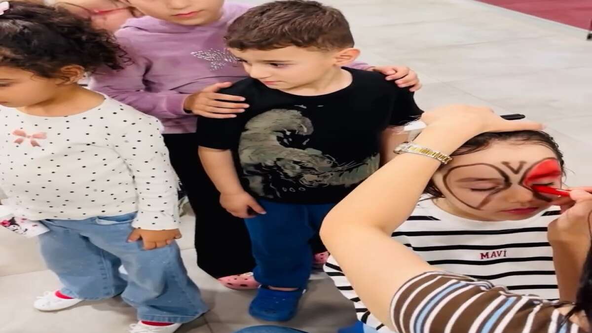 cizre-park-avmdeki-29-ekim-etkinliklerinde-ellerinde-turk-bayraklariyla-gosteri-yapan-ve-yuz-boyama-atolyesinde-eglenen-minik-ogrenciler