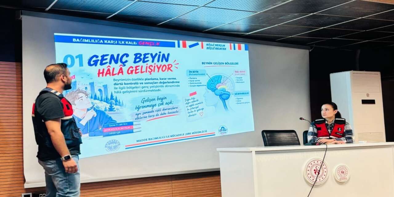 sirnak-cezeri-kiz-ogrenci-yurdunda-jandarma-personeli-tarafindan-universite-ogrencilerine-verilen-madde-bagimliligiyla-mucadele-egitimi-ani