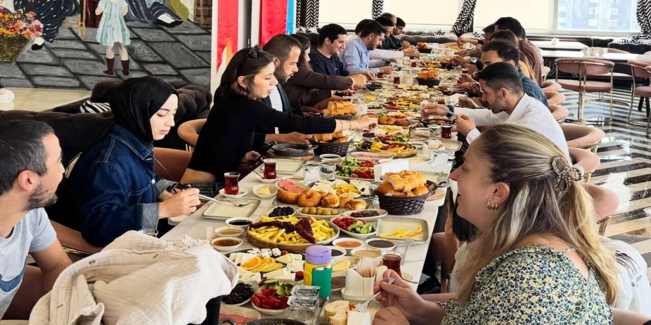 sirnak-egitim-gucu-senden-uyelerine-ozel-kahvalti-programi