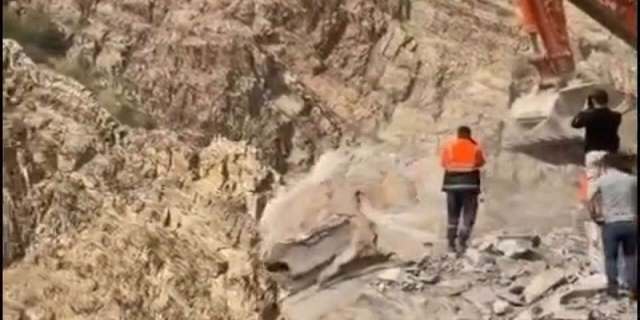 sirnakta-dag-yamacindan-koparak-yolu-adeta-yutan-tonlarca-agirligindaki-dev-kaya-ucurumun-kenarinda-gerceklestirilen-tehlikeli-operasyonla-derin-vadiye-boyle-yuvarlandi