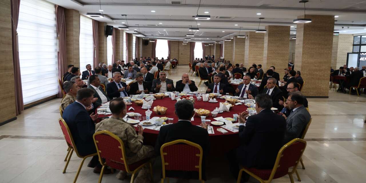 sirnakta-muhtarlar-gunu-yemegi-protokol-ve-muhtarlar-bir-araya-geldi