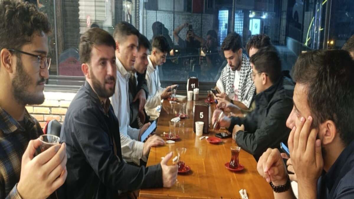 sirnak-erkek-ogrenci-yurdu-ogrencileri-toki-camiinde-duzenlenen-yatsi-namazi-bulusmasinin-ardindan-manevi-danisman-mucahid-ala-ile-sohbet-etti
