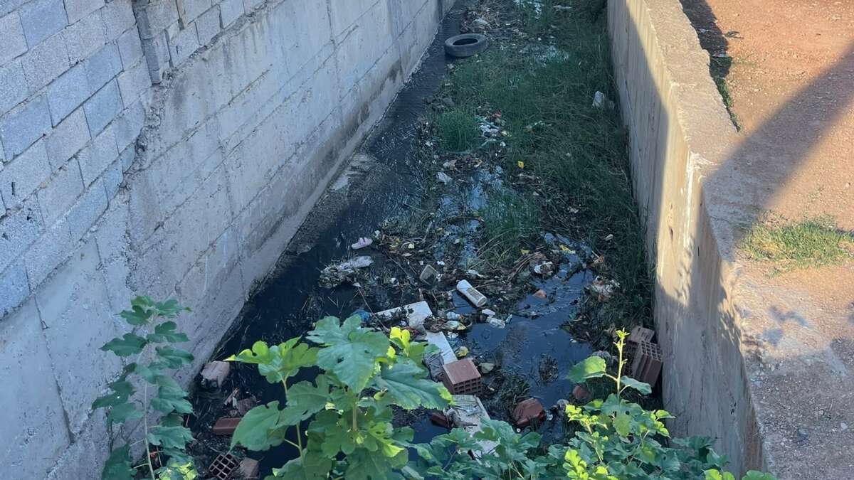 sirnakin-silopi-ilcesinde-belediye-ekiplerinin-olasi-yagislar-oncesinde-kanal-ve-derelerde-yuruttugu-temizlik-calismalarindan-bir-gorunum