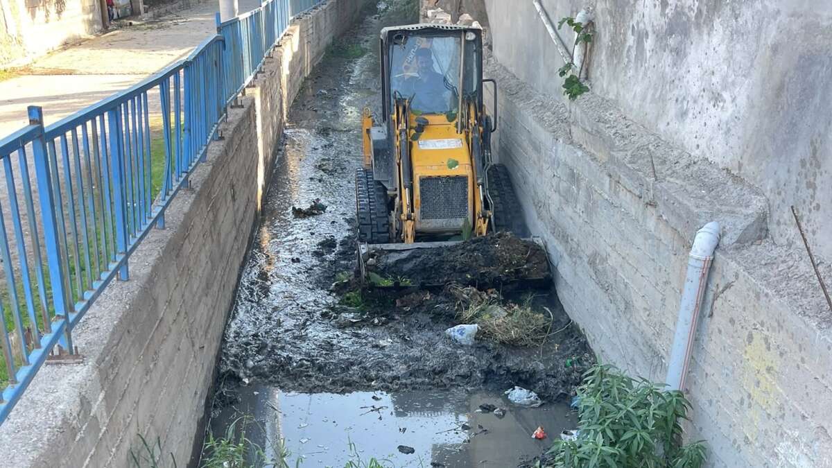sirnakin-silopi-ilcesinde-belediye-ekiplerinin-olasi-yagislar-oncesinde-kanal-ve-derelerde-yuruttugu-temizlik-calismalarindan-bir-gorunum