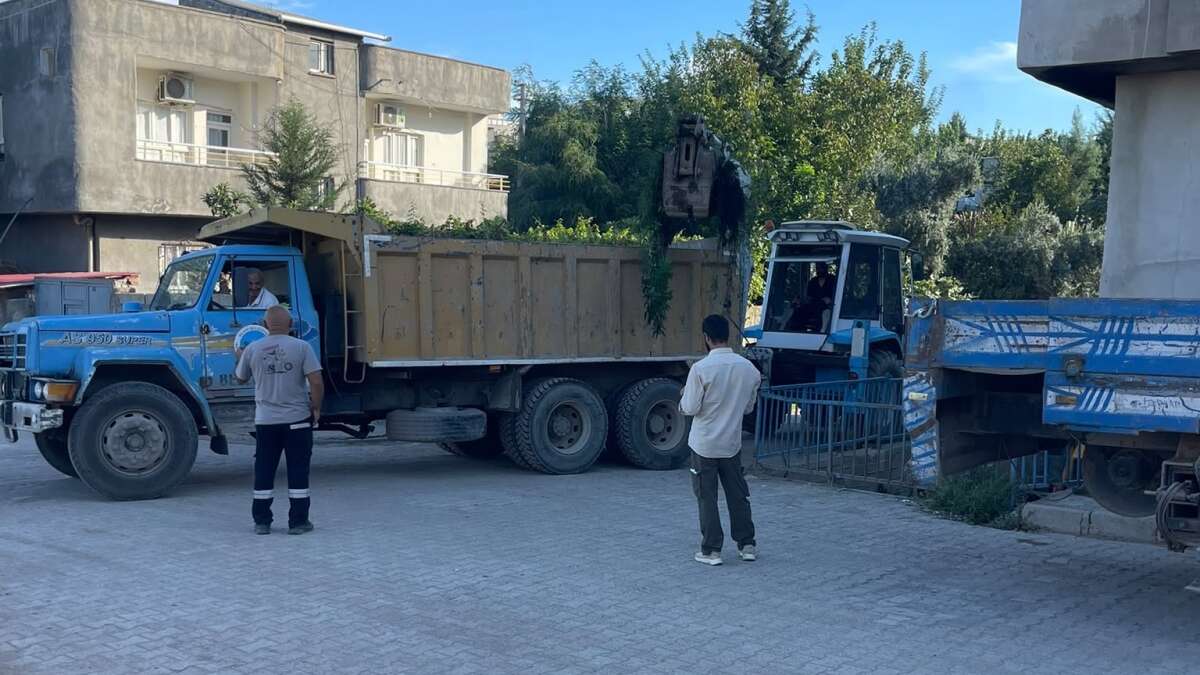 sirnakin-silopi-ilcesinde-belediye-ekiplerinin-olasi-yagislar-oncesinde-kanal-ve-derelerde-yuruttugu-temizlik-calismalarindan-bir-gorunum