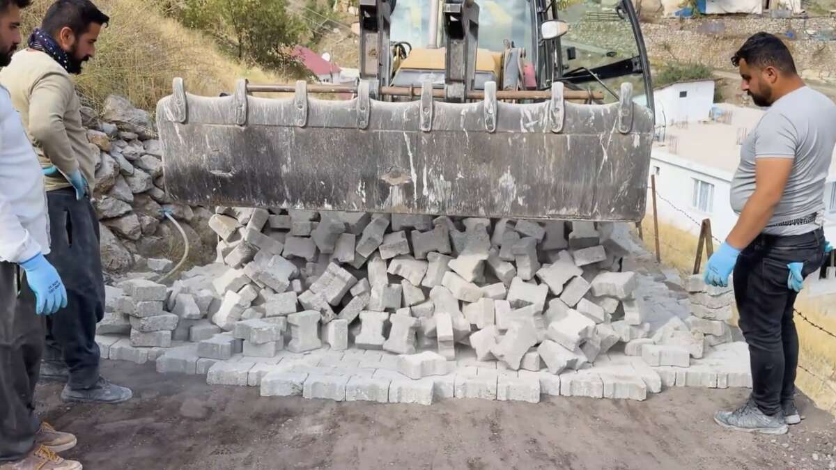 sirnakin-uludere-ilcesine-bagli-ortabag-koyunde-il-ozel-idaresi-tarafindan-2-bin-500-metrelik-parke-tasi-doseme-calismasi-yurutuluyor